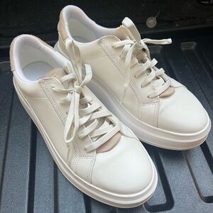 NWOT platform leather Ugg sneakers